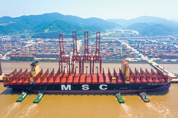 舟山港迎来超大型集装箱班轮商业化运营的首航首靠